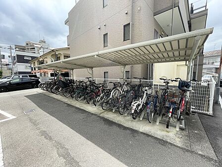 駐輪場等共用設備も充実!屋根付きの駐輪スペースで大切な自転車を雨などから守ります!