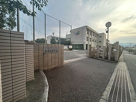 春日西中学校まで 1000m 徒歩約13分●学校教育目標「郷土を愛し、主体的・自律的に未来を切り拓いていく生徒の育成」