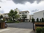 岩崎中学校　約2091m　徒歩約27分　「学びを楽しむ学校」をめざして