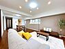 リビング/ダイニング：明るくにぎやかな家族にふさわしい、日差しあふれるLDK！