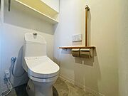 手すり付きのトイレはご年配の方にも安心です！