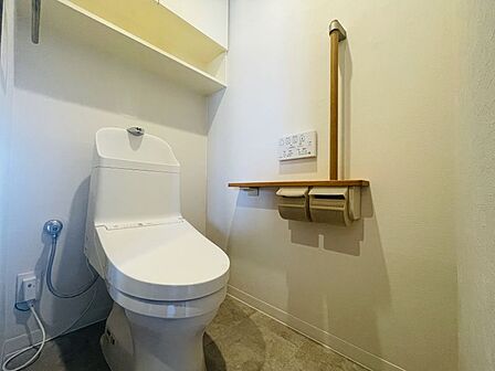 手すり付きのトイレはご年配の方にも安心です!