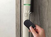 ハンドルのボタンを押し、タグキーを近づけるだけで、スマートに出入りすることができます。（同仕様）