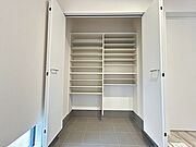 家族分の靴をすっきり見やすく収納。毎日のコーディネートも楽しくなりますね。