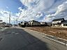 外観：南側公道幅員約8.0ｍ。広々とした見渡しの良い直線道路です。