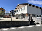 しんほそぐち保育園　581ｍ　徒歩約8分　0歳児からの受け入れをしています。小規模な保育園で「心の温かさ」「元気」「感動」を与え続けられる施設（空間）づくりを大切にしています。