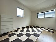 2面採光の日当たり良好な洋室！寝室としても子供部屋としても使用可能ですね。