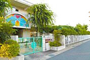 はざま保育園まで約458ｍ、徒歩約6分。日当たりのよい広い園庭では元気に遊ぶ子ども達の姿があります。乳児専用園庭もあり、子どもの成長に合わせた保育をしています。