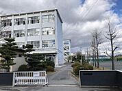 応時中学校　188ｍ　徒歩約3分　大通りから一本中に入った住宅街位置します。周辺は車通りも少なく、安全に通学できる環境です。
