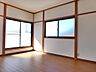洋室：2階洋室。シンプルな内装となっております。
