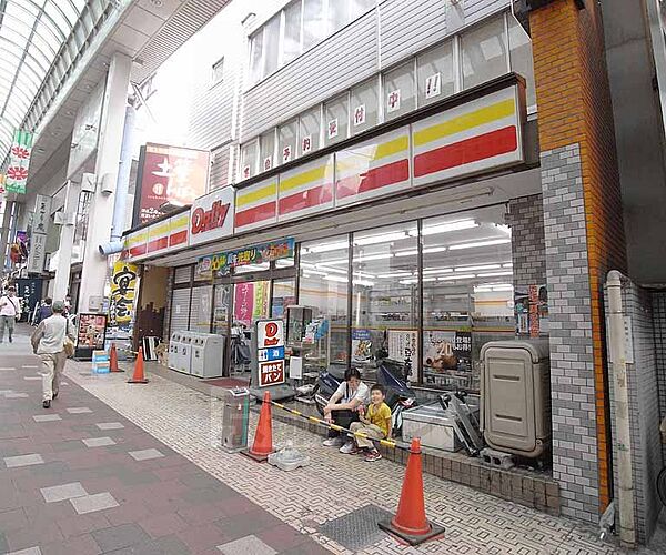 デイリーヤマザキ京阪桃山駅前店まで467m 大手筋商店街内です。