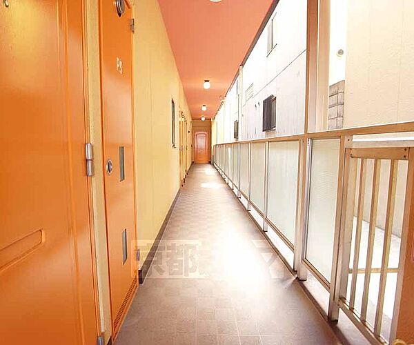 画像26:廊下もオレンジ色で明るい雰囲気です。