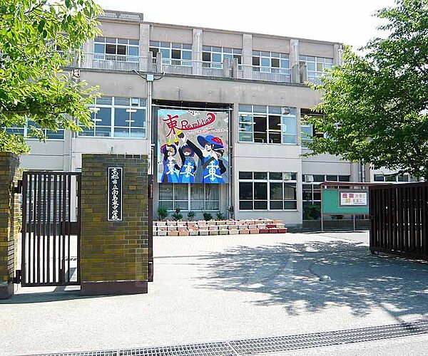 画像3:向島東中学校まで301m 活気のある中学校です。