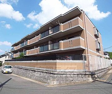 外観：山手の大型マンションです。