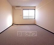 南東窓で日当たり良好です。