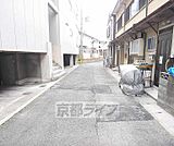 目の前の道路です。