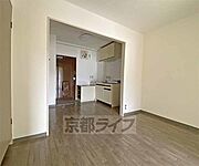 別方向から見たダイニングキッチンです。