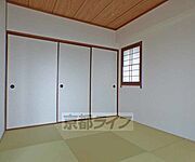 琉球畳の和室です。角部屋なので2面窓があり、風が通ります。