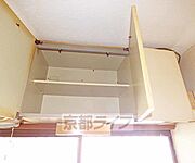 シンクの上にも収納があります。