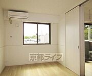 風通しのいい洋室です