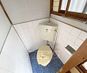 窓が広く明るいトイレです。