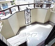 頑丈な南向きのバルコニー