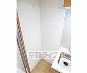 キッチン横に冷蔵庫が置けます。