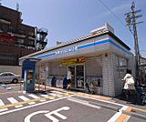 ローソン北野白梅町店まで142m お店の前は広々としガレージ。バス停の目の前です。