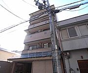 鉄筋コンクリートの堂々とした外観。