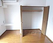 大きな収納とパソコンテーブル。