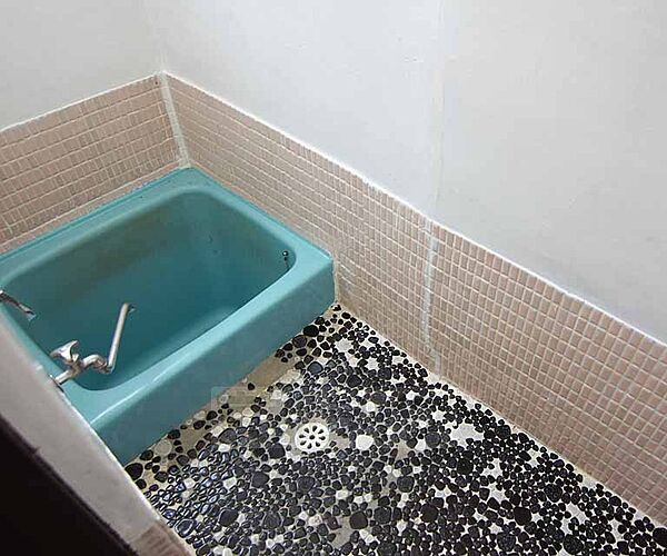 画像6:正方形の浴槽です。