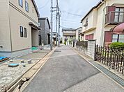 商業施設や教育機関が徒歩圏内に揃う、ファミリー世帯に優しい住環境です