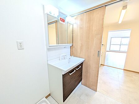 キッチン・廊下の2ヵ所から出入り可能な洗面所