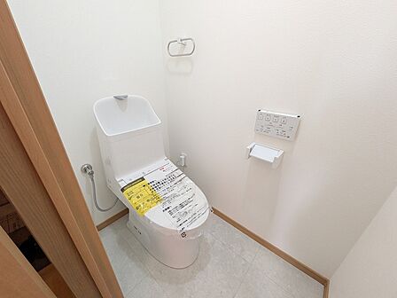 トイレは快適な温水洗浄機能付き