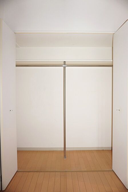 ハンガーパイプ付きのクローゼット