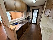 料理中も会話を楽しめる対面キッチン　キッチン家電も収納できるカップボード付き