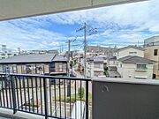 前面は住宅が建ち並ぶ閑静な街並み