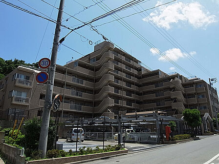 ゆったりとした敷地にタイル張りの建物をL字型にレイアウト