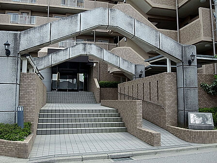 両サイドに緑を配し、2つのシンボリックなゲートを設けたエントランス 傍らにスロープも設けた優しい設計です