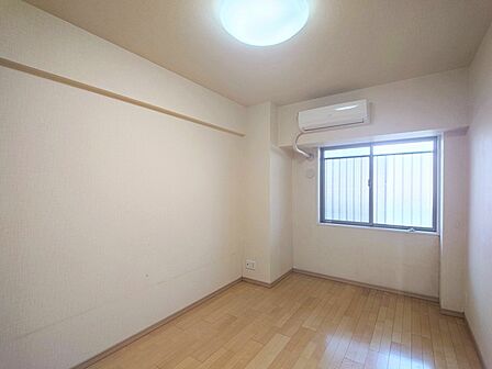 ナチュラルな色合いのフローリングや建具を使用しています