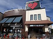 マルヤス 登美の里店 徒歩8分。 590m