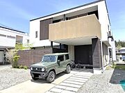 囲いのある中庭で自分だけの庭造りが楽しめます