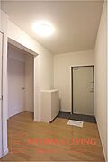 玄関前は広々としています。