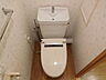 トイレ：タオル掛け付き真っ白おトイレです