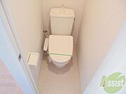 トイレには快適な温水洗浄便座付