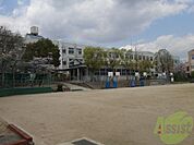 神戸市立本山第三小学校 163m