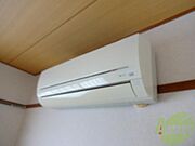 和室に設置されたエアコンになります