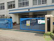 神戸市立本山第二小学校 496m