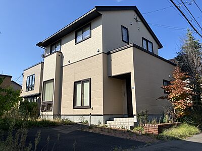 外観：2004年5月築。ミサワホーム北海道（株）旧施工の床下収納が豊富な藏のある家です。