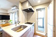 対面式システムキッチン。キッチンからもバルコニーに出ることができるので換気もしっかりできます